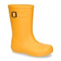 SOLID COLORS Rain boots with side buckle design for kids.