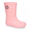 SOLID COLORS Rain boots with side buckle design for kids.