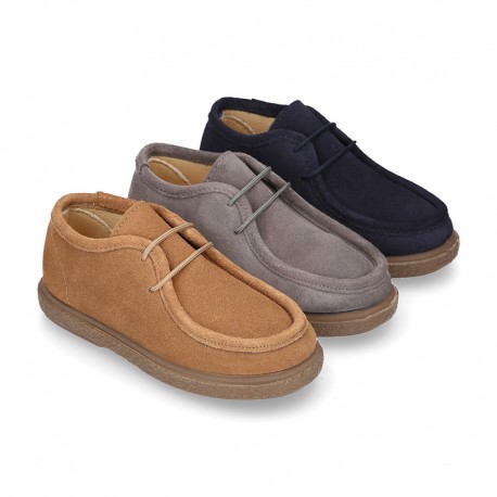 Zapato niño tipo WALLABEE con cordones en piel serraje.