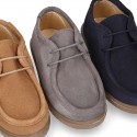 Zapato niño tipo WALLABEE con cordones en piel serraje.