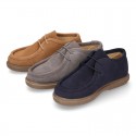 Zapato niño tipo WALLABEE con cordones en piel serraje.