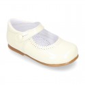 Patent leather little Mary Janes with button fastening.