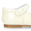 Patent leather little Mary Janes with button fastening.