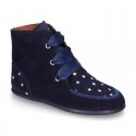 Little ankle boots Wallabee style with ties closure and STARS print design.