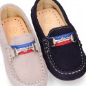 Mocasín peques con bandera y estribo en piel serraje.