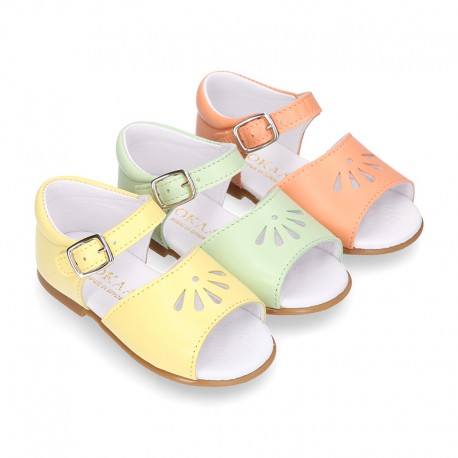 Nappa leather little Girl Sandal shoes with buckle fastening in seasonal colors.