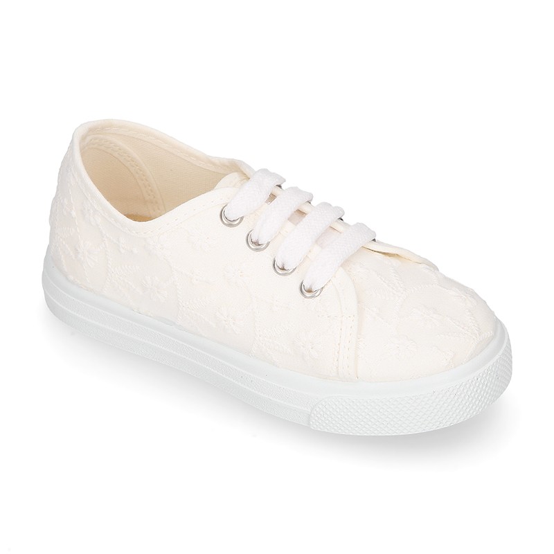 Zapatilla niñas en lona en color blanco con BORDADOS. TK208 | OkaaSpain