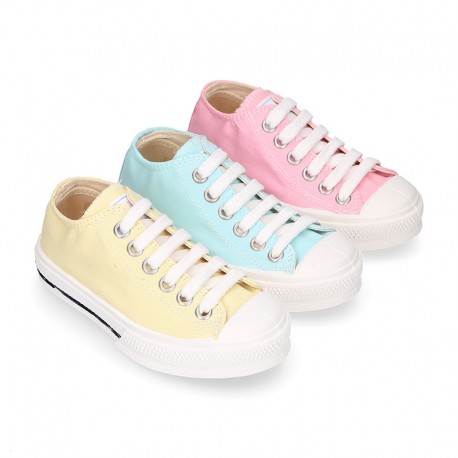 Cotton canvas Sneaker shoes with shoelaces and with toe cap in pastel colors.