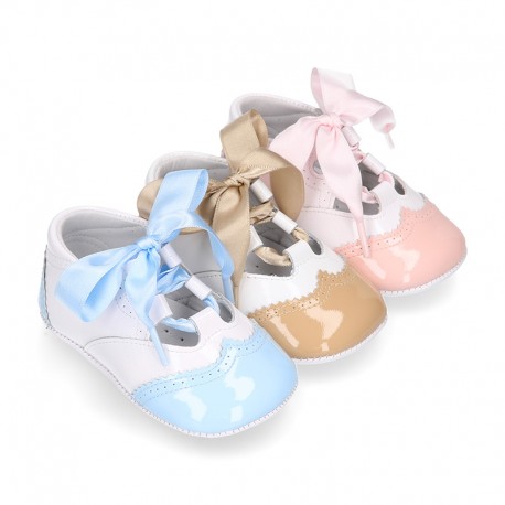 English style shoes in combined patent leather for babies.