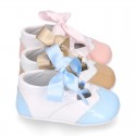 English style shoes in combined patent leather for babies.