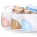 English style shoes in combined patent leather for babies.