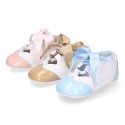 English style shoes in combined patent leather for babies.