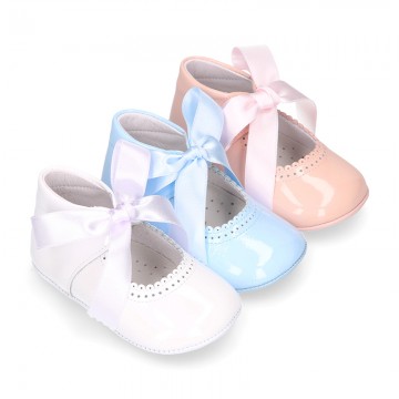 Little Baby Mary Jane shoes angel style with ties in patent leather.