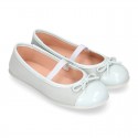 Girl´s MICROFIBER combined with PATENT finish ballet flats with ribbon and elastic band.