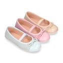 Girl´s MICROFIBER combined with PATENT finish ballet flats with ribbon and elastic band.