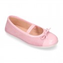 Girl´s MICROFIBER combined with PATENT finish ballet flats with ribbon and elastic band.