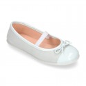 Girl´s MICROFIBER combined with PATENT finish ballet flats with ribbon and elastic band.