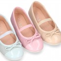 Girl´s MICROFIBER combined with PATENT finish ballet flats with ribbon and elastic band.