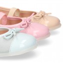 Girl´s MICROFIBER combined with PATENT finish ballet flats with ribbon and elastic band.