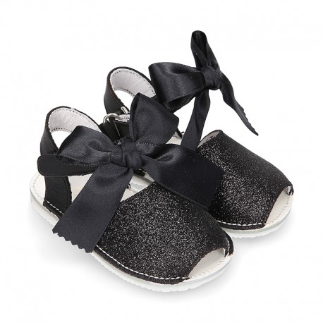 BLACK Shiny soft leather Menorquina sandals for baby girls and BOW.