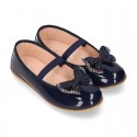 Girl´s PATENT finish ballet flats with STRASS BOW and elastic band.