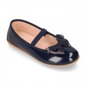 Girl´s PATENT finish ballet flats with STRASS BOW and elastic band.