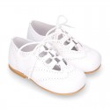 Classic little english style shoes in patent leather and soft colors.