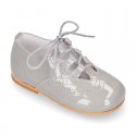 Classic little english style shoes in patent leather and soft colors.