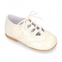 Classic little english style shoes in patent leather and soft colors.