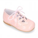 Classic little english style shoes in patent leather and soft colors.