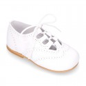 Classic little english style shoes in patent leather and soft colors.