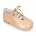 Classic little english style shoes in patent leather and soft colors.