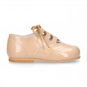 Classic little english style shoes in patent leather and soft colors.