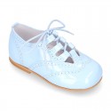 Classic little english style shoes in patent leather and soft colors.