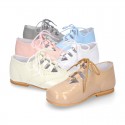 Classic little english style shoes in patent leather and soft colors.