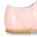 Classic little english style shoes in patent leather and soft colors.