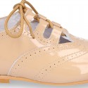 Classic little english style shoes in patent leather and soft colors.