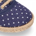 Alpargata niño tipo blucher con cordones en lona jeans con ESTRELLAS.