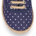 Alpargata niño tipo blucher con cordones en lona jeans con ESTRELLAS.