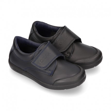 Kids OKAA School shoes closed with laceless and reinforced toe cap in washable leather.