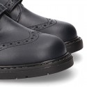 Zapato colegial niño tipo Blucher sin cordones y diseño pala vega en piel.