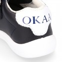 Zapatilla colegial niños pequeños OKAA sin cordones y bandera lateral en piel lavable.