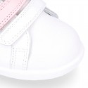 Deportiva niña sin cordones con triple cierre adherente combinado en piel lavable.