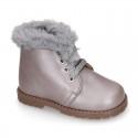 Girl safari boots with ties closure and fake hair neck in PEARL leather.