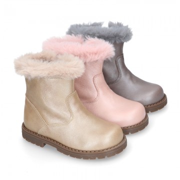 Girl boots with zipper closure and fake hair neck in PEARL effect leather.