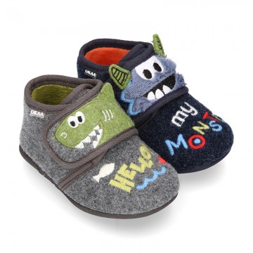 Zapatilla casa niños OKAA FANTASÍA tipo Botita sin cordones.