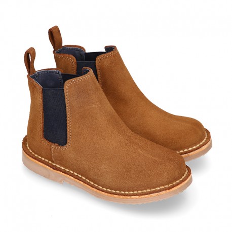 Kids ankle boots with elastic band in suede leather in TAN color.