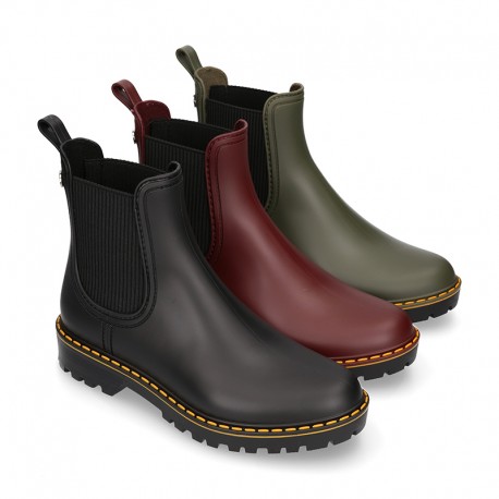 MATTE colors Ankle rain boots with elastic band and MOUNTAIN soles design.