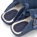 Zapatilla casa niños OKAA ZUECO en lana JEANS con hebilla.