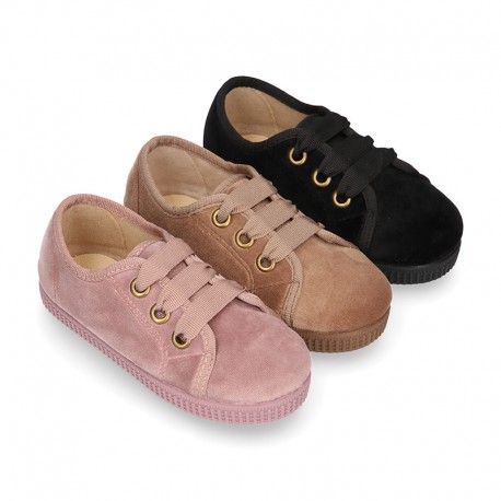 Casual kids BAMBA type shoes with ties closure in velvet canvas.